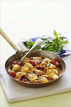 意大利汤团,西红柿,罗勒,意大利