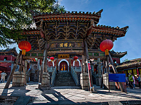 山西忻州市五台山黛螺顶寺院大牌坊