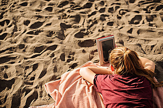 女孩,海滩,阅读