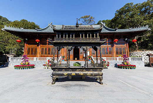 厦门石峰岩寺佛教香炉和龙形雕像