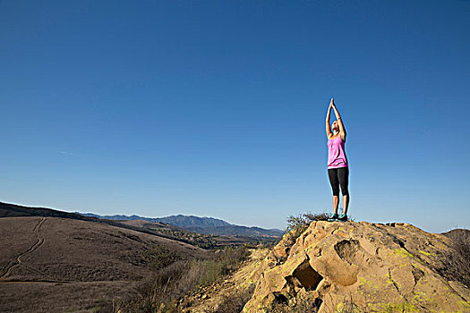 女人,练习,瑜伽姿势,上面,山,橡树,加利福尼亚,美国