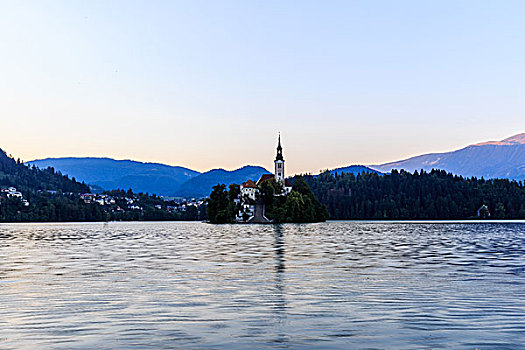 斯洛文尼亚布莱德湖上的黄昏美景