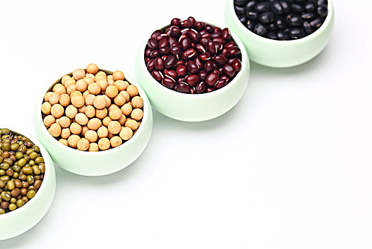 黄豆,红豆,绿豆,黑豆,薏米放在陶瓷小碗里,白色背景
