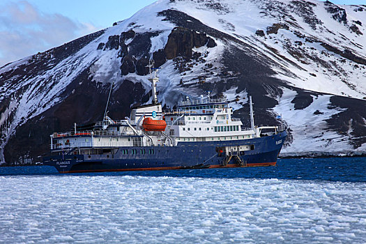 行驶在南极蓝色海洋的轮船