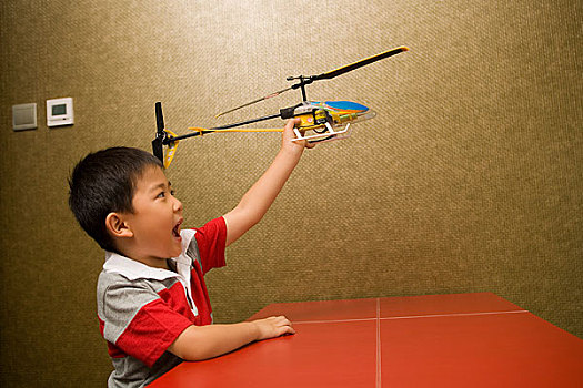 拿着飞机模型的小男孩