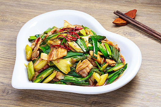 中式家常菜肴青蒜苗炒肉片
