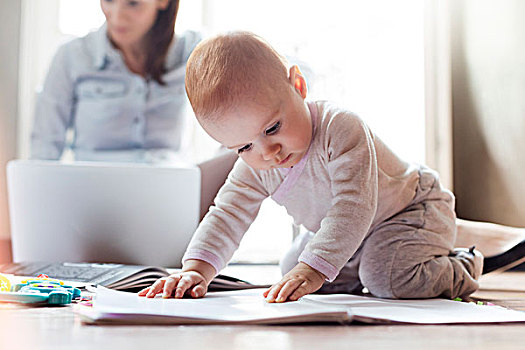 女婴,玩,地板,靠近,母亲,工作,笔记本电脑