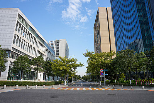 广州生物岛冬天现代化的写字楼和研究基地及宽阔的马路与绿化