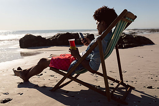男人,打手机,鸡尾酒,沙滩椅