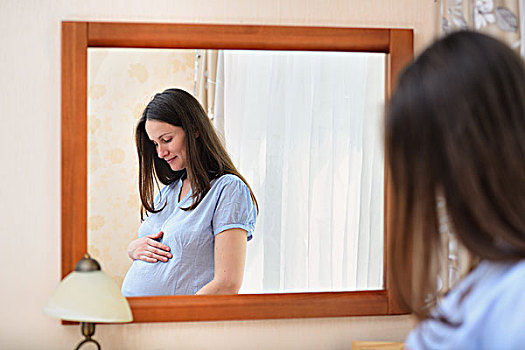孕妇,拿着,肚子,站立,正面,镜子