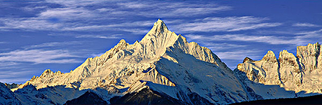 瑞丽梅里雪山白云