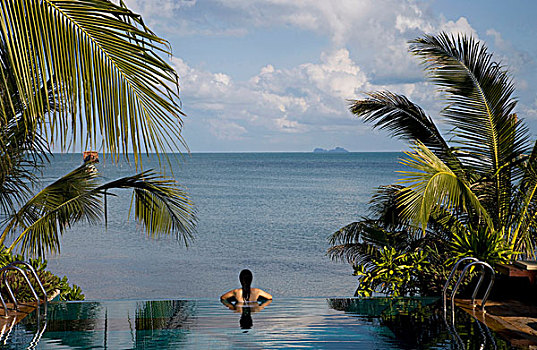后视图,中年,女人,放松,无限,游泳池,苏梅岛,泰国