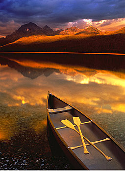 独木舟,短桨,日落,湖,冰川国家公园,蒙大拿,美国