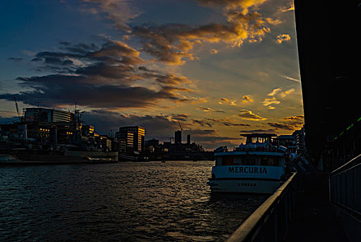 伦敦塔桥下泰晤士河边日落