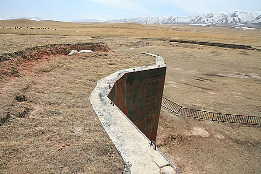 青海原子城,青海湖畔中国过去的两弹试验基地,这是用于冲击试验的钢板