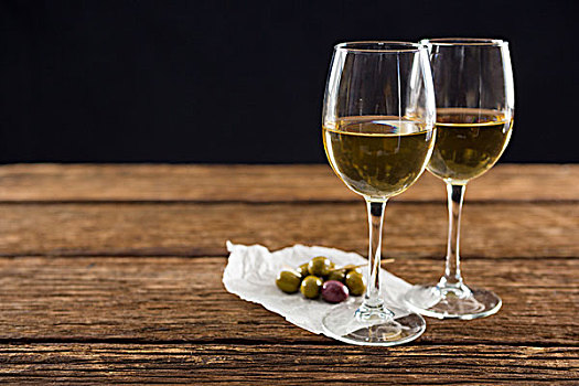 特写,橄榄,葡萄酒杯,桌上