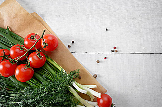 新鲜,有机蔬菜,西红柿,时萝,洋葱,白色背景,厨房用桌