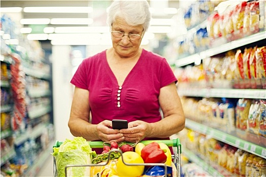 老年,女人,发短信,手机,超市