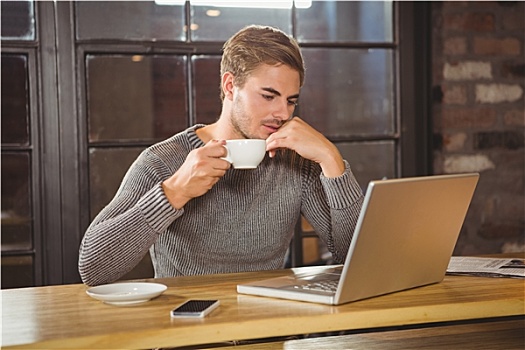 英俊,男人,喝咖啡,专注,笔记本电脑
