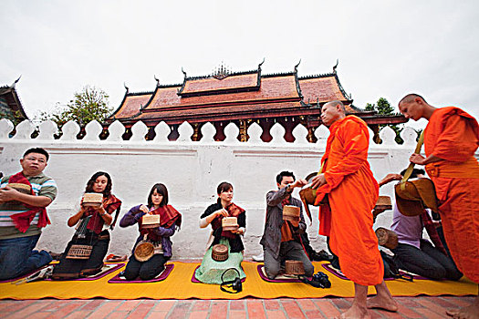 老挝,琅勃拉邦,寺院,游客,给,供品,僧侣