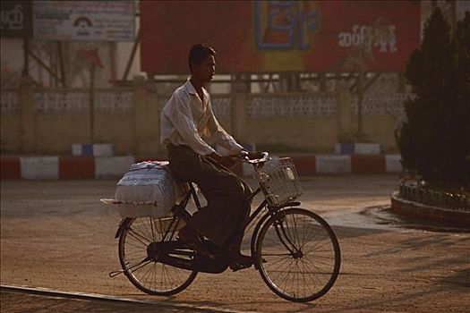 缅甸,男青年,骑自行车
