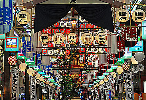 日本北海道札幌市中心著名的,狸小路,商业街景观