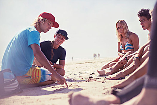 朋友,交谈,线条,沙子,晴朗,海滩
