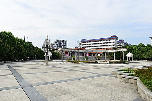 湖北民族学院大学生广场