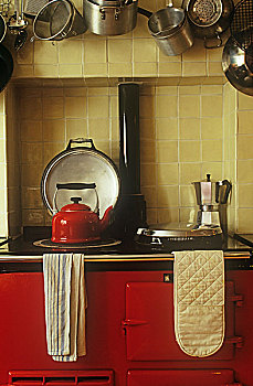 特写,红色,炉子,瓷砖墙,悬挂,炊具,壶,烤箱手套