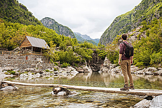 男人,木桥,看,小屋,山,阿尔巴尼亚,欧洲