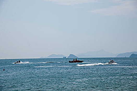 广东省深圳市大梅沙海滨浴场正在布拦鲨网的快艇