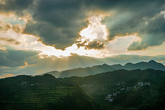 重庆酉阳,夕阳无限美,点灯祈福长