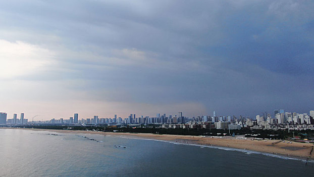 山东省日照市,海边乌云密布山雨欲来,雷阵雨转眼即到