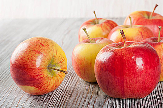 成熟,红苹果,木质背景,多汁,苹果,桌子