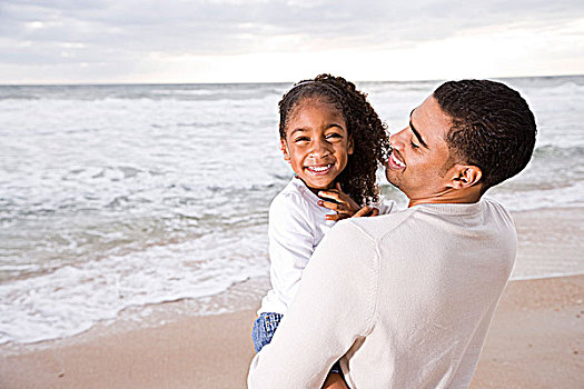 美国黑人,爸爸,拿着,小女孩,海滩
