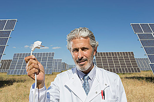科学家,拿着,插头,太阳能电池板