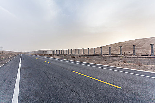 中国西部荒野道路