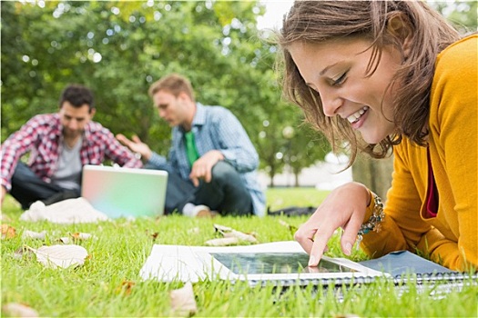 学生,平板电脑,男性,使用笔记本,公园
