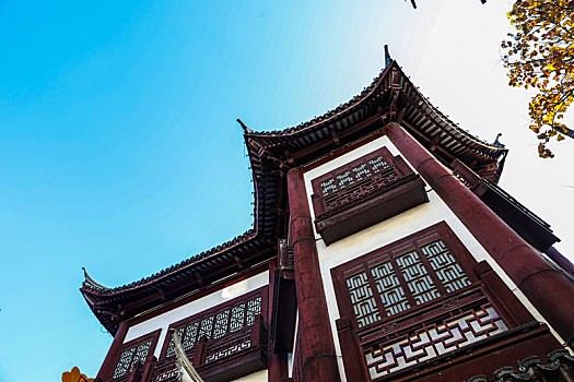 上海豫园的中国古典建筑仰视特写