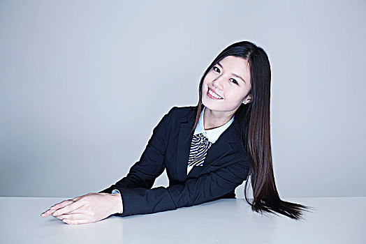 坐在桌前的年輕東方女性白領