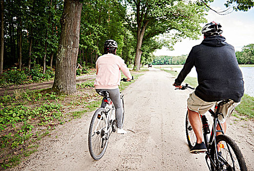 夫妻,骑自行车,小路,后视图