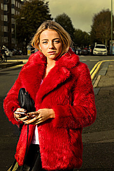 女人,穿,红色,人造毛皮,外套,城市街道
