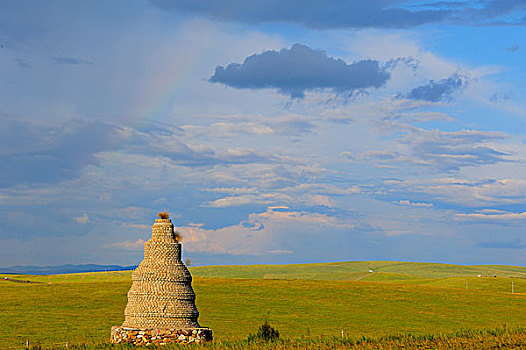 内蒙古呼伦贝尔草原雨后彩虹