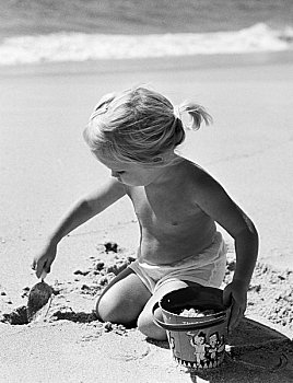 女孩,挖,沙子,海滩