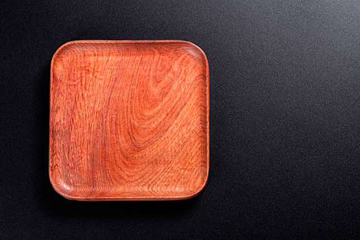 制作精美的木制方盘摆放在桌面上