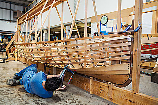 男人,躺着,地面,工作间,工作,木船,船体