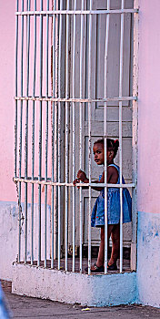 小,彩色,女孩,后面,窗户,削磨,粉色,房子,街道,特立尼达,古巴