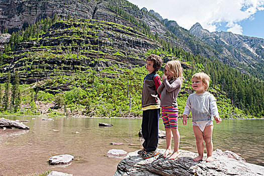 孩子,玩,岩石上,冰川国家公园,蒙大拿,美国