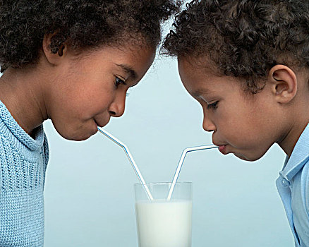 孩子,分享,牛奶杯