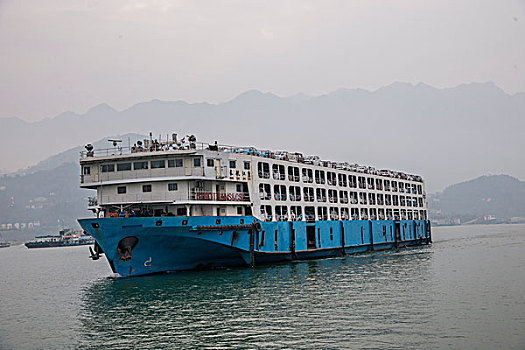 湖北秭归三峡库区长江江面上停泊的汽车滚装船